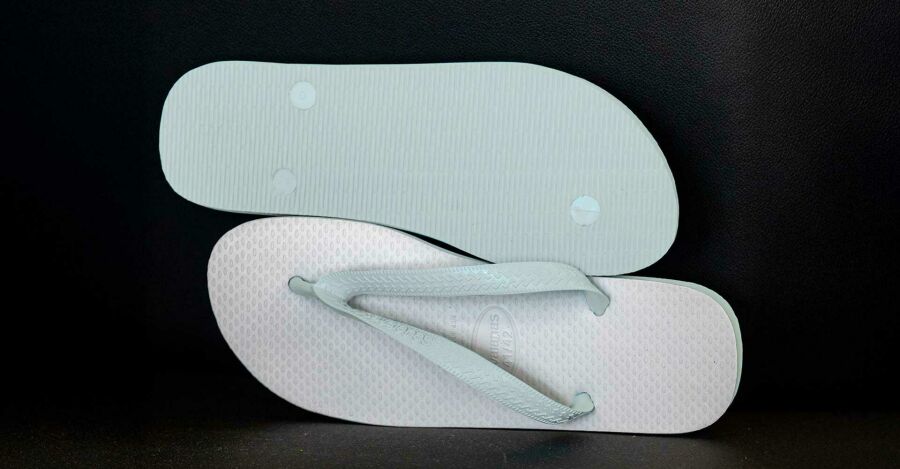 Chinelo branco limpo e desencardido. Reprodução: Internet